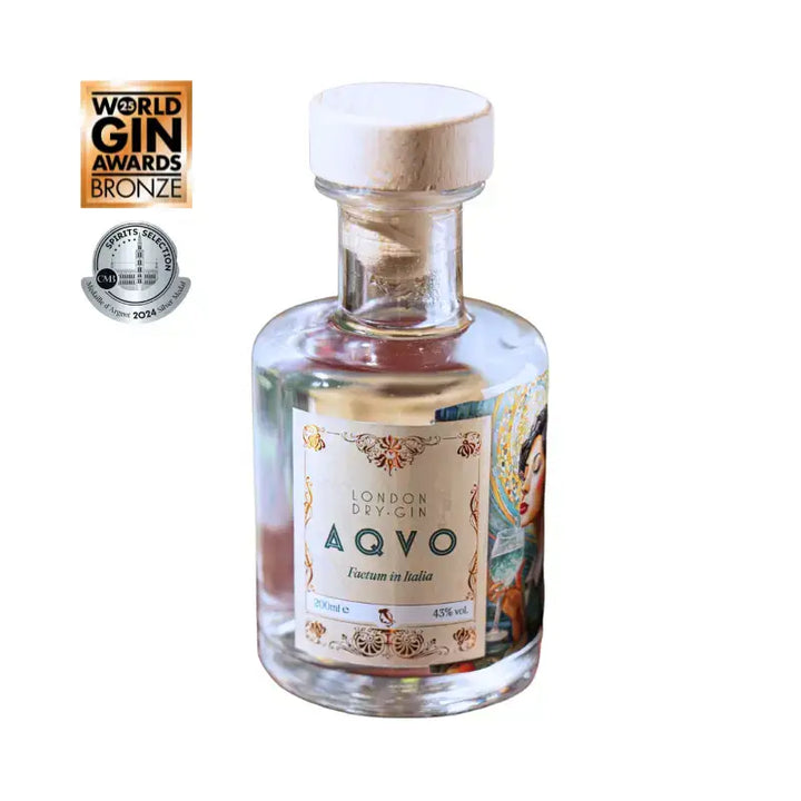 Bottiglia da 20 cl di AQVO London Dry Gin, premiato con Medaglia di Bronzo ai World Gin Awards 2025 e Medaglia d'Argento al CMB Spirits Selection 2024, con etichetta artistica e 43% Vol.
