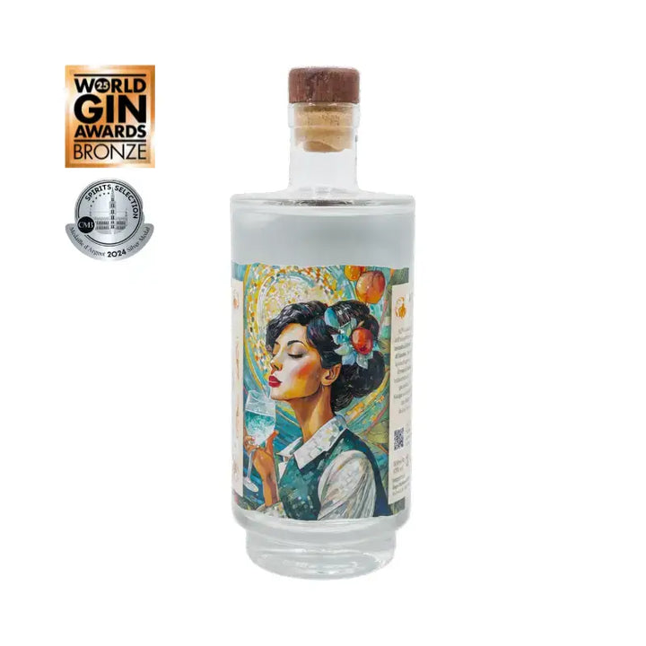 Dettaglio della bottiglia di AQVO London Dry Gin con etichetta artistica e premi di qualità, 43% Vol. Distillato artigianale della Liguria.