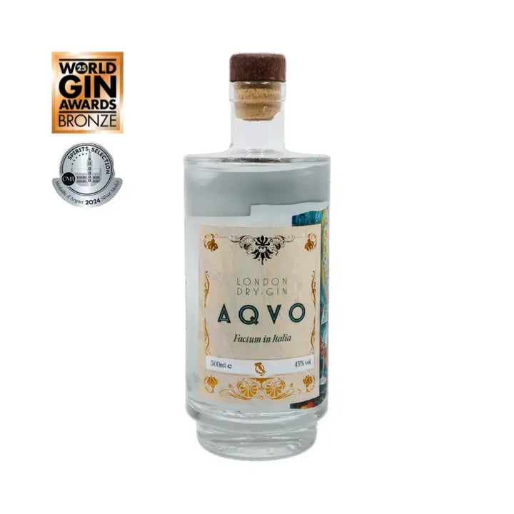 Bottiglia di AQVO London Dry Gin premiato con Medaglia di Bronzo ai World Gin Awards 2025 e Medaglia d'Argento al CMB Spirits Selection 2024