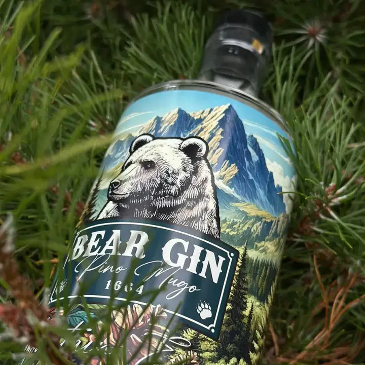 Bear Gin disteso tra aghi di pino, riflesso di autenticità montana