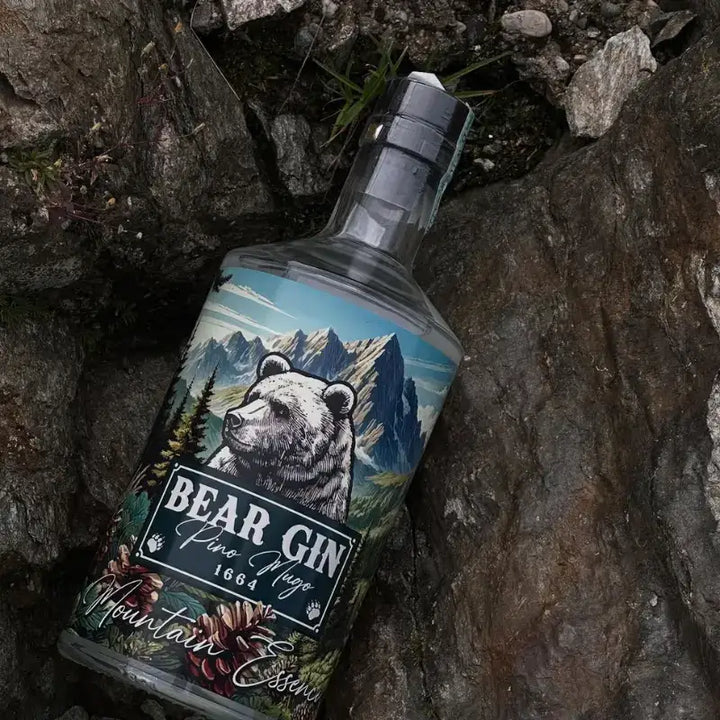 Bottiglia di Bear Gin poggiata su roccia, connessione con la natura selvaggia