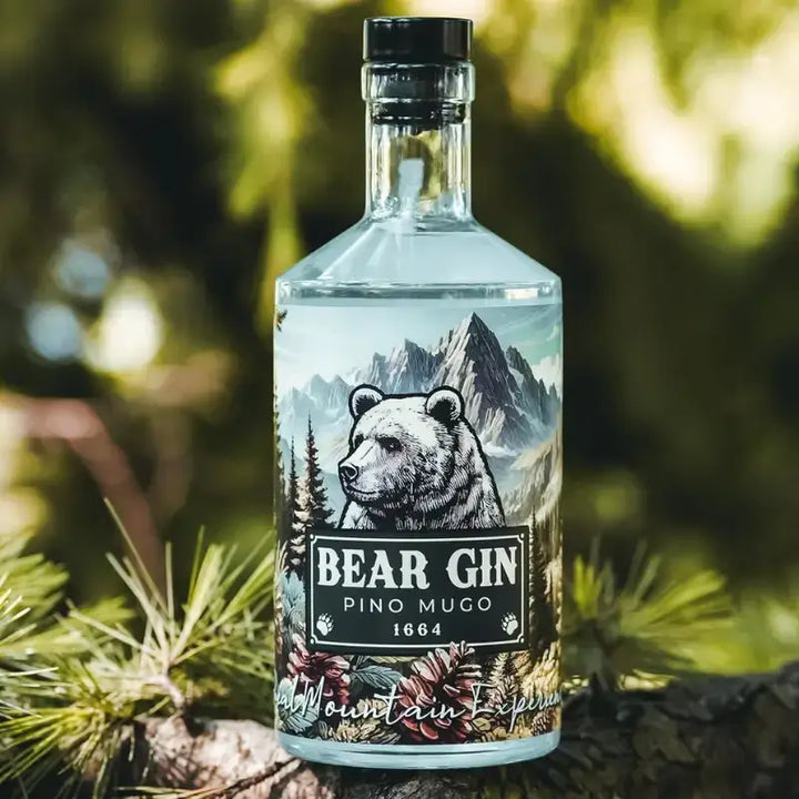 Bear Gin al pino mugo, bottiglia con illustrazione di orso tra le montagne italiane