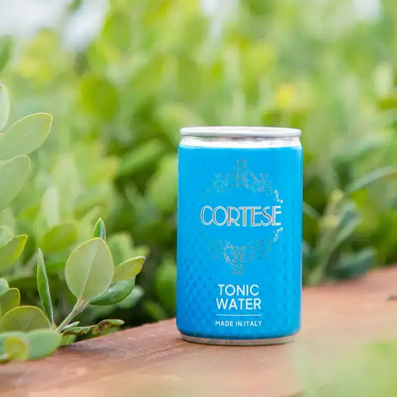 Lattina di Cortese Tonic Water immersa nel verde, tonica italiana naturale e rinfrescante perfetta per il gin