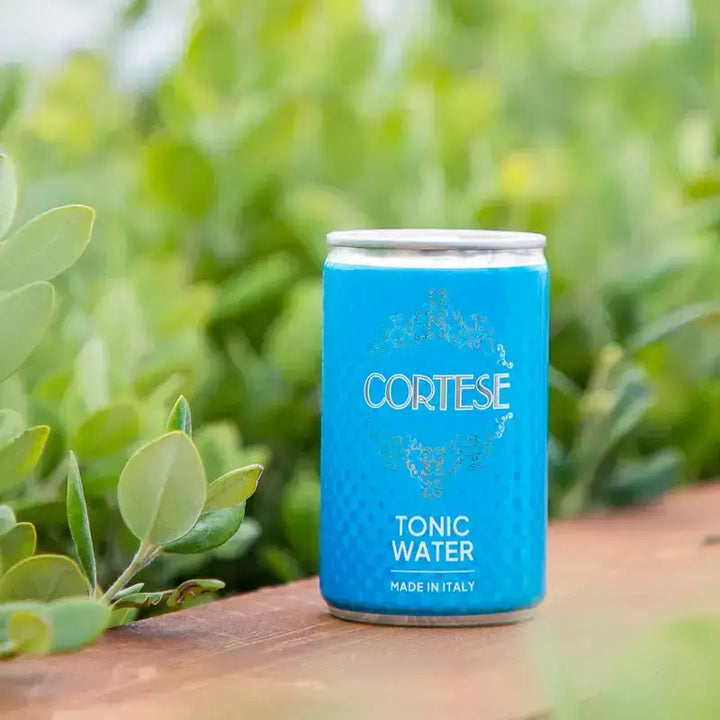 Lattina di Cortese Tonic Water immersa nel verde, tonica italiana naturale e rinfrescante perfetta per il gin