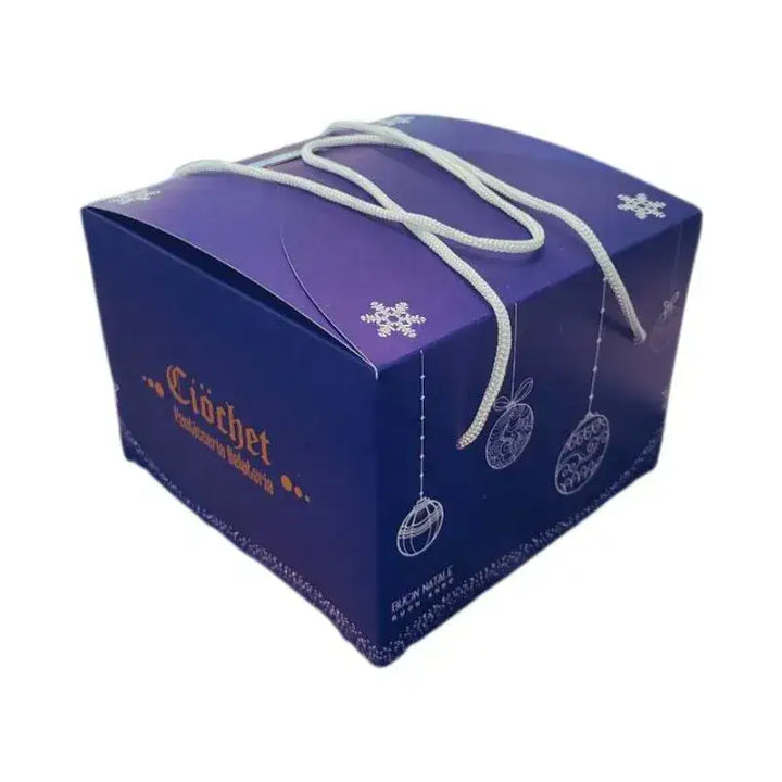 Scatola blu della Pasticceria Ciòchet con decorazioni natalizie, ideale per confezionare il panettone.