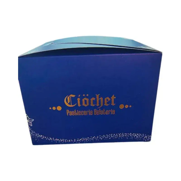 Lato frontale della confezione blu natalizia Ciòchet utilizzata per il panettone artigianale.