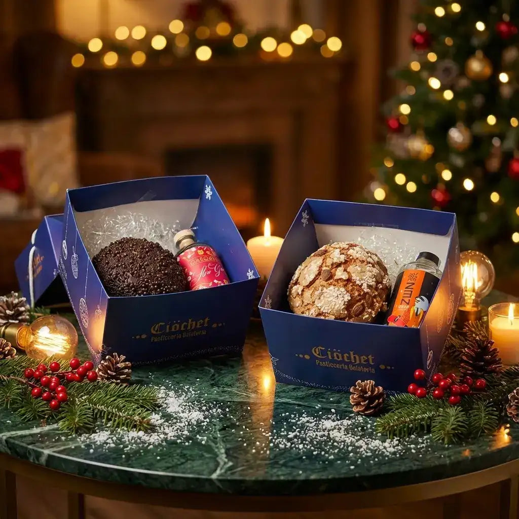 Scatola blu con tartufi di cioccolato e decorazioni a tema festivo all'interno.