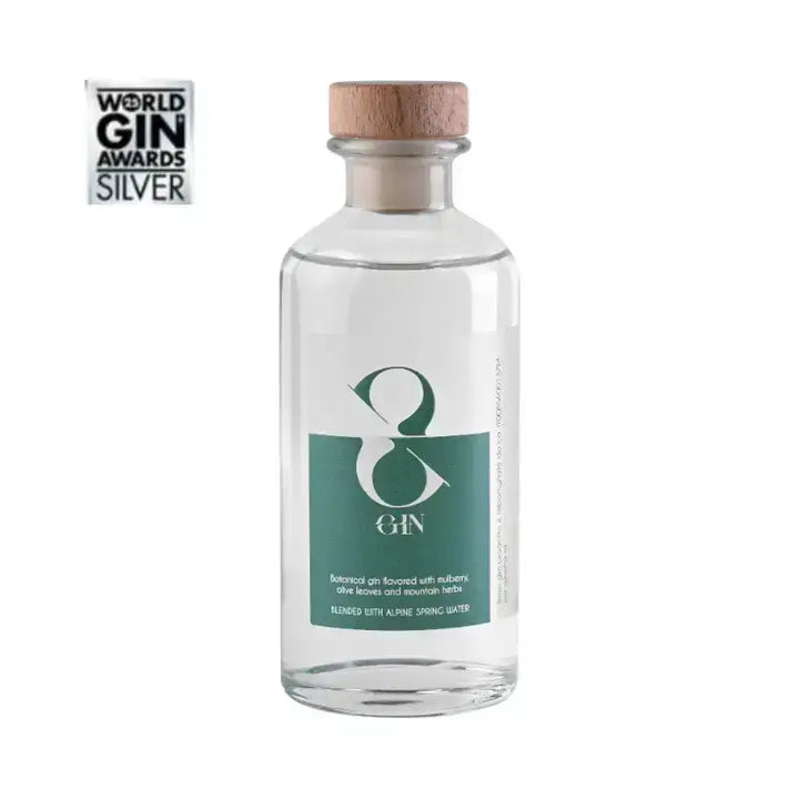 Vista frontale di Sinus Gin su sfondo neutro – etichetta verde e design minimal per un prodotto premium made in Italy.