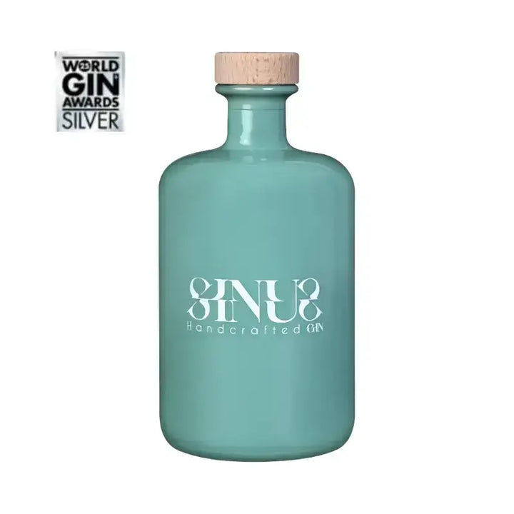Bottiglia di Sinus Handcrafted Gin premiata con medaglia d’argento ai World Gin Awards – eccellenza artigianale italiana riconosciuta a livello internazionale.