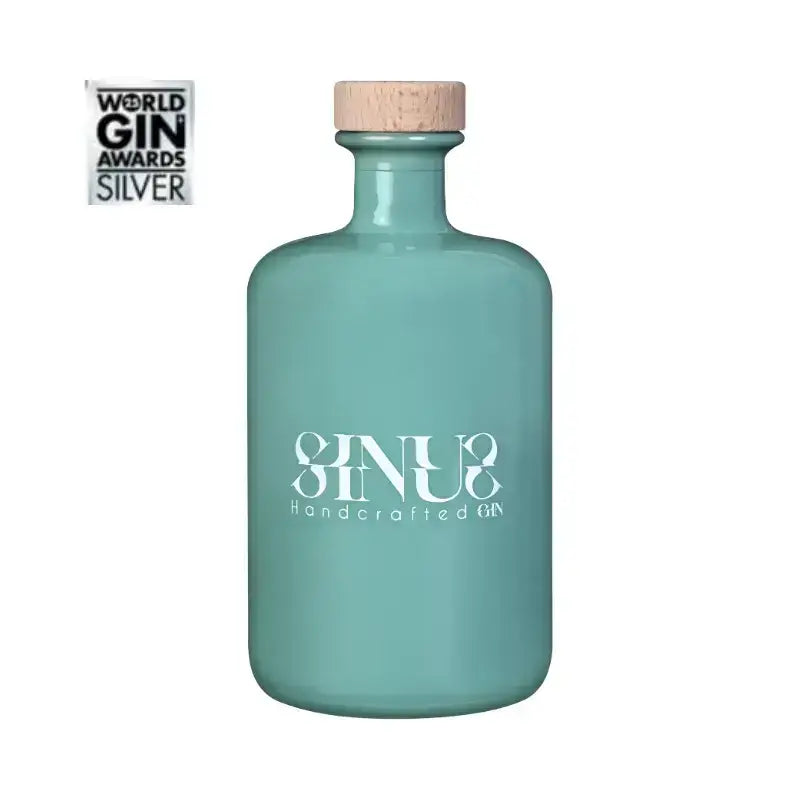 Bottiglia di Sinus Handcrafted Gin premiata con medaglia d’argento ai World Gin Awards – eccellenza artigianale italiana riconosciuta a livello internazionale.