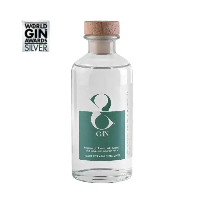 Vista frontale di Sinus Gin su sfondo neutro – etichetta verde e design minimal per un prodotto premium made in Italy.