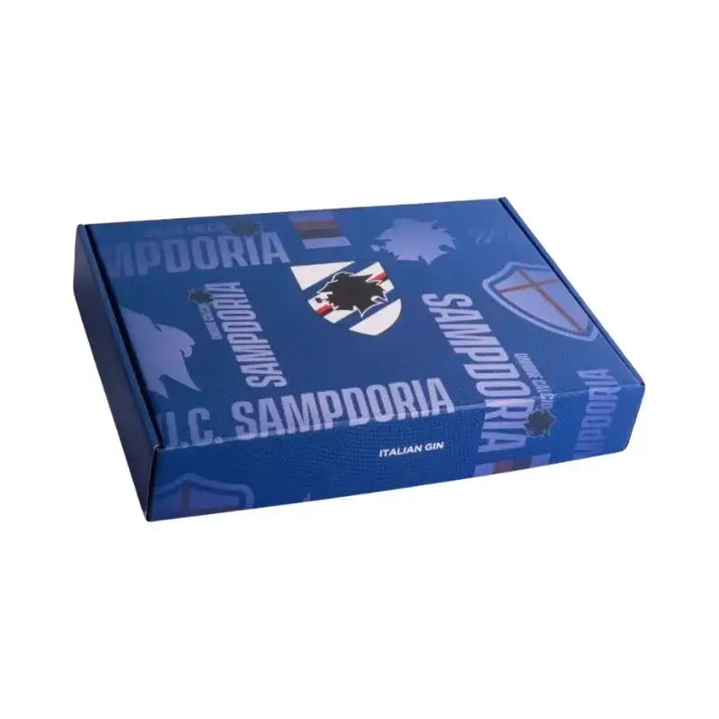 Confezione regalo chiusa del Gin Ufficiale Sampdoria, scatola blu con stemma della squadra e scritte blucerchiate, design ufficiale del club.