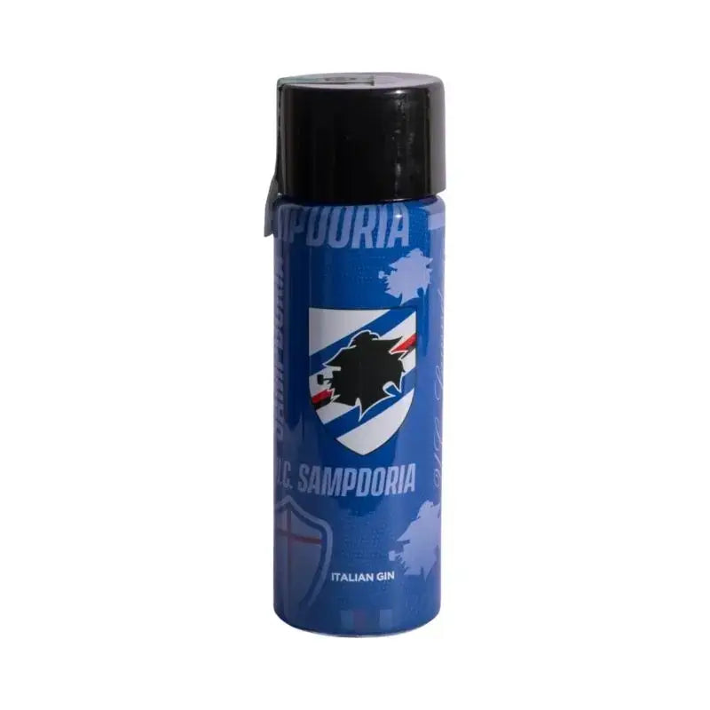 Bottiglia di gin artigianale italiano con etichetta ufficiale UC Sampdoria, design blu con stemma della squadra e tappo nero.